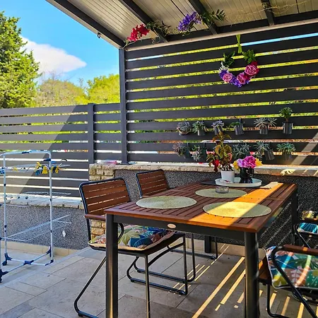 Apartment Maki I Mila Stinjan *
